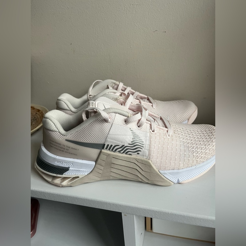 NWOT Pink Nike Metcon 8